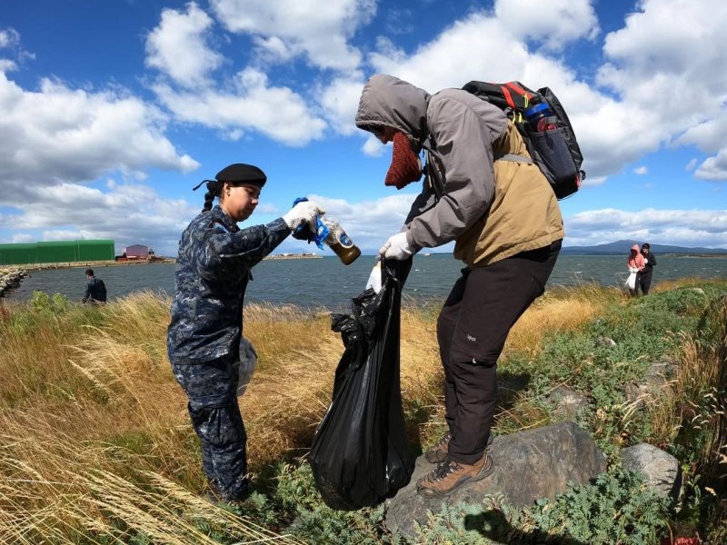 Capitanía de Puerto de Puerto Natales participó en limpieza del borde costero por el Día Internacional de los Humedales