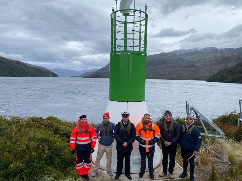 Innovación visitan Angostura Kirke a bordo de la LSG “Puerto Natales”