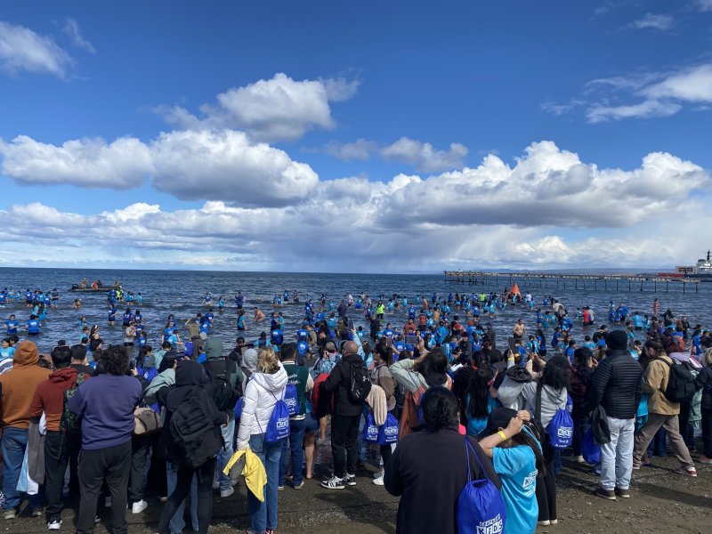Por un chapuzón kids seguro: Armada de Chile se desplegó en la costanera del estrecho de Punta Arenas