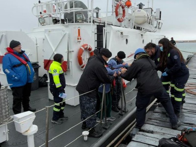 Dos evacuaciones médicas realizó la Lancha de Servicio General “Puerto Natales” desde un crucero en el estero de Las Montañas