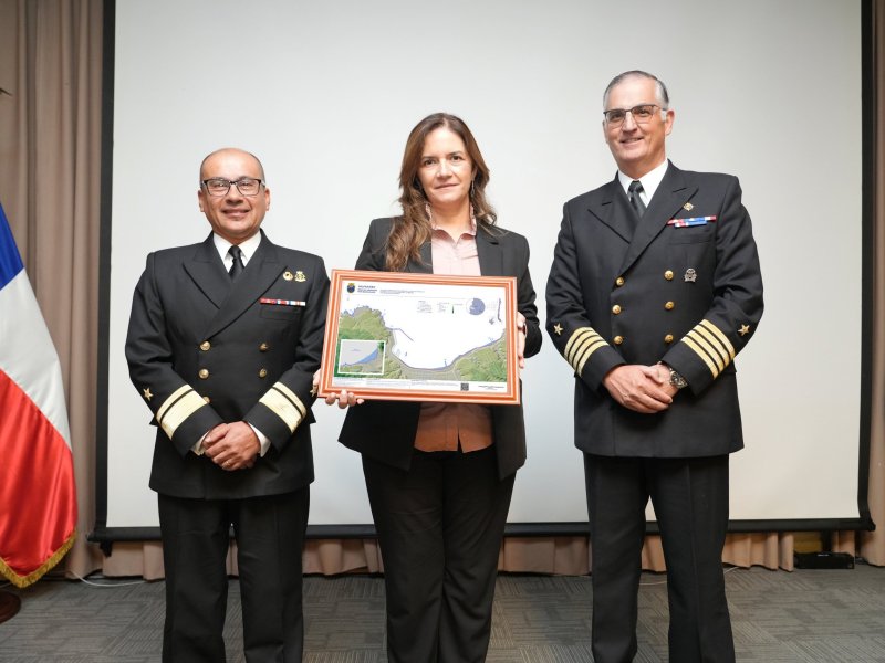 SERVIMET hace entrega del primer Mapa de Amenaza por Marejadas a Directora de SENAPRED