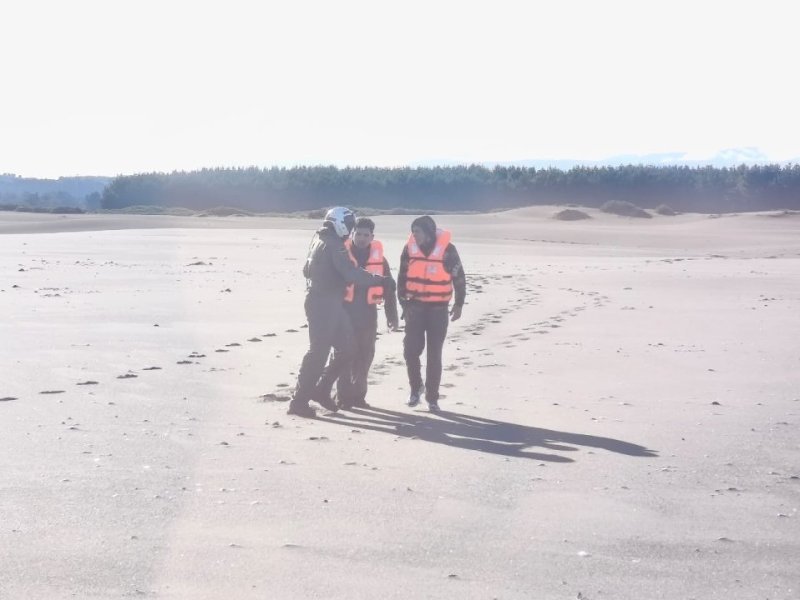 Rescate de cuatro tripulantes de embarcación menor en playa Lloncao